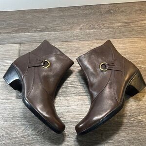 Clarks Elegant Brown Ankle Boots woman’s 9.5